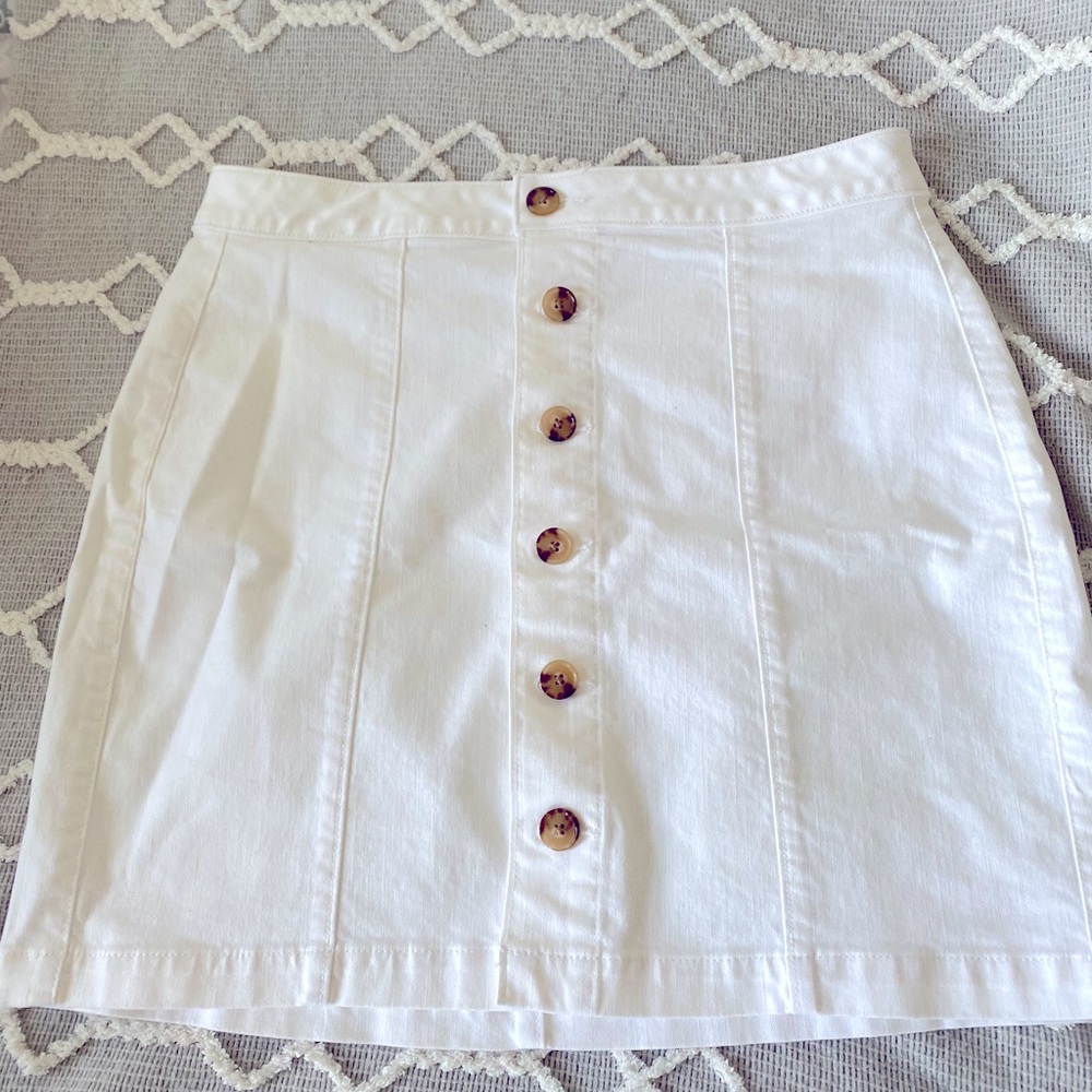 Buttoned skirt with back pockets, approx 17” long